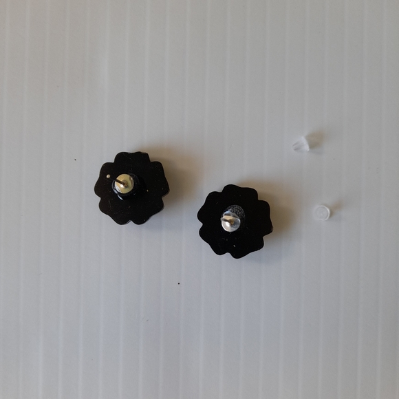 Daisy Flower Earring Stud - Picture 4 of 8